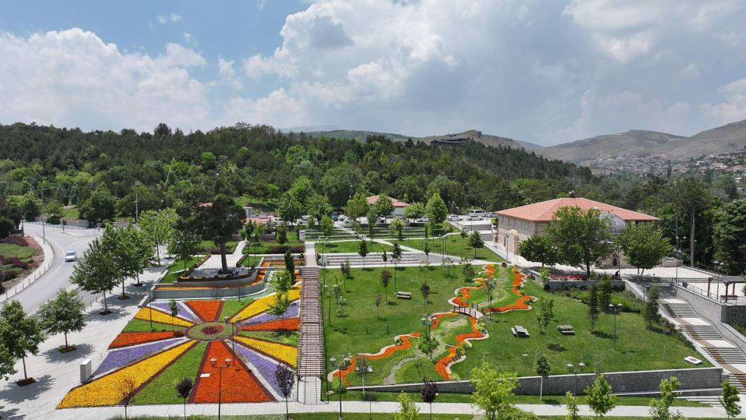1,8 milyon çiçek, açtı: İşte göz kamaştıran Konya park ve caddeleri 19